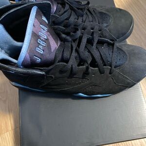 Mens Jordan’s size 9 preowned. Slightly worn. In the color black , with blue.